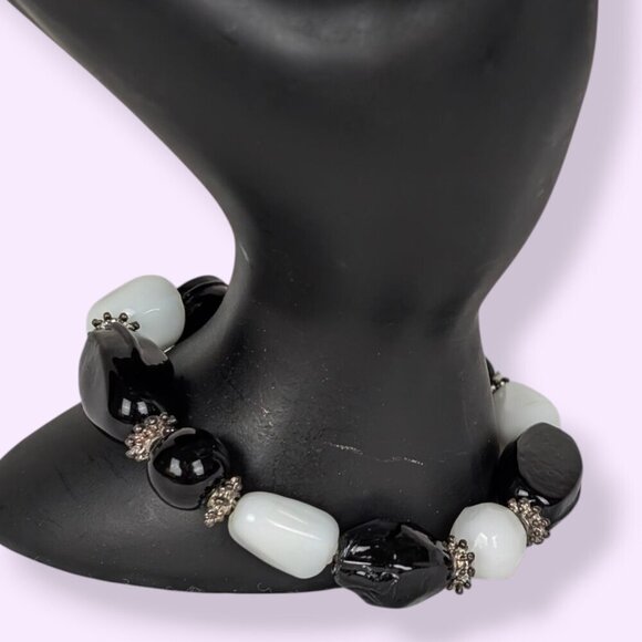 (2/$20) Vintage B&W Glass Stretch Bracelet - Picture 2 of 5